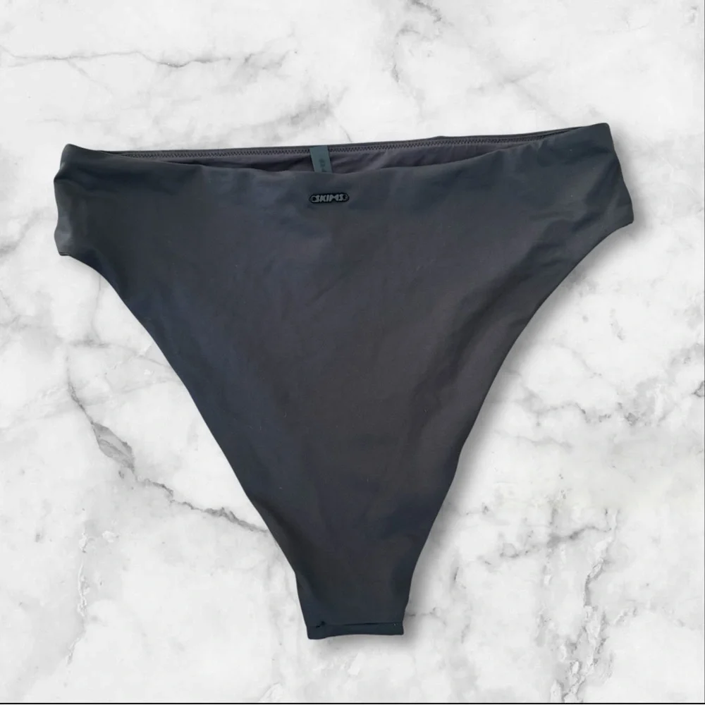 NWOT Skims Signature Swim Dipped Bikini Bottom Onyx Size Large‎